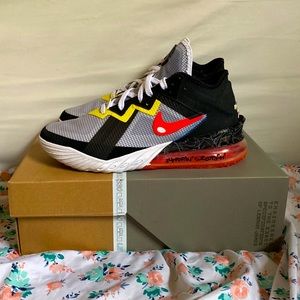 Lebron XVlll Low ‘Sylvester X Tweety’